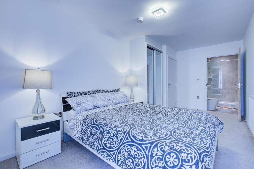 Апартаменты Luxury 2 Bed Flat In A New Block In East Acton Лондон Экстерьер фото